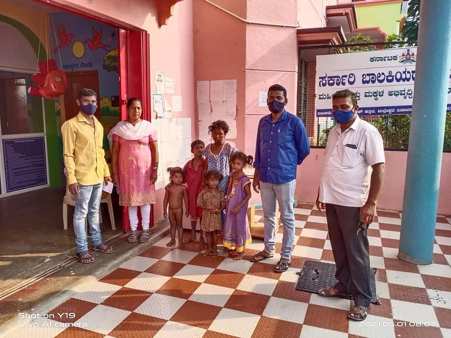 ಬಾಲಮಂದಿರದಲ್ಲಿ ಆಶ್ರಯ ಪಡೆದ ಮಕ್ಕಳೊಂದಿಗೆ ಜಿಲ್ಲಾ ಮಕ್ಕಳ ರಕ್ಷಣಾ ಘಟಕದ ಸಿಬ್ಬಂದಿ