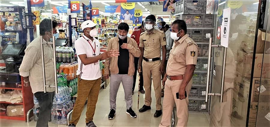 ಕನಕಪುರದ ರಿಲಯನ್ಸ್ ಮಾರ್ಟ್ಗೆ ತಹಶೀಲ್ದಾರ್ ಭೇಟಿ ನೀಡಿ ಪರಿಶೀಲಿಸಿದರು