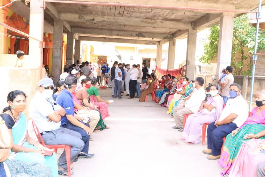 ವಿಜಯಪುರ ನಗರದಲ್ಲಿ ಶನಿವಾರ ಲಸಿಕಾ ಕೇಂದ್ರದ ಮುಂಭಾಗ ಜನರು ಕೋವಿಡ್ ಲಸಿಕೆ ಪಡೆಯಲು ಕಾದುಕುಳಿತ್ತಿದ್ದರು