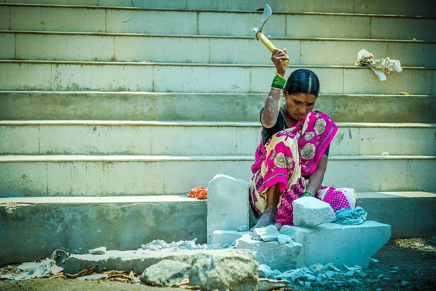 ಕಲ್ಲು ಪುಡಿಗಟ್ಟುವ ಕೆಲಸದಲ್ಲಿ ನಿರತ ಕಟ್ಟಡ ನಿರ್ಮಾಣ ಕಾರ್ಮಿಕ ಮಹಿಳೆಯೊಬ್ಬರು ವಿಶ್ವ ಕಾರ್ಮಿಕ ದಿನವಾದ ಶನಿವಾರ ಕೊಪ್ಪಳದಲ್ಲಿ ಕಂಡಿದ್ದು ಹೀಗೆ