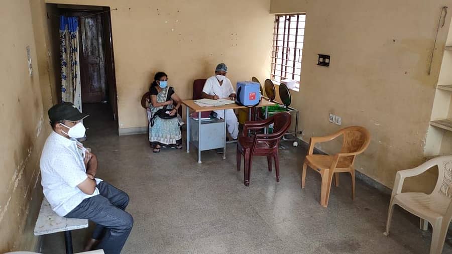 ಜಿಲ್ಲಾ ಆಸ್ಪತ್ರೆಯಲ್ಲಿ ಲಸಿಕೆಗಾಗಿ ಕಾದಿರುವ ಸಿಬ್ಬಂದಿ