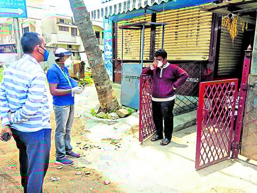 ಮಾಗಡಿ ತಾಲ್ಲೂಕಿನ ವಿವಿಧೆಡೆಯಲ್ಲಿ ಸೋಂಕು ದೃಢಪಟ್ಟು ಮನೆಯಲ್ಲಿಯೇ ಚೇತರಿಸಿಕೊಳ್ಳುತ್ತಿರುವವರಿಗೆ ತಹಶೀಲ್ದಾರ್ ಬಿ.ಜಿ. ಶ್ರೀನಿವಾಸ್ ಪ್ರಸಾದ್ ಧೈರ್ಯ ತುಂಬಿದರು. ಡಾ.ಜಗದೀಶ್ ಇದ್ದರು