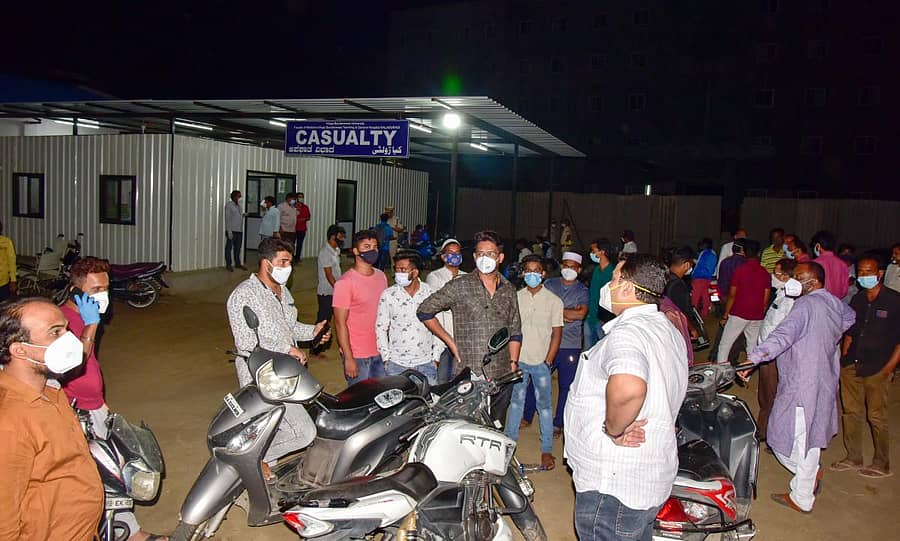 ಕಲಬುರ್ಗಿಯ ಕೆಬಿಎನ್ ಆಸ್ಪತ್ರೆಯಲ್ಲಿ ರೋಗಿಗಳು ಸಾವಿಗೀಡಾದ ಸುದ್ದಿ ತಿಳಿದು ದುಗುಡದಿಂದ ಆಸ್ಪತ್ರೆ ಆವರಣದಲ್ಲಿ ಶನಿವಾರ ರಾತ್ರಿ ಸೇರಿದ್ದ ರೋಗಿಗಳ ಸಂಬಂಧಿಗಳು