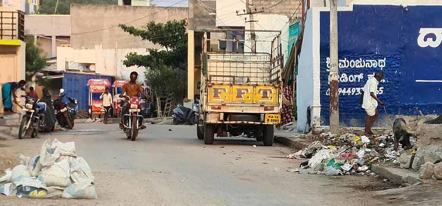 ಮಸ್ಕಿಯ ಸಂತೆ ಬಜಾರ್ಗೆ ಸಂಪರ್ಕ ಕಲ್ಪಿಸುವ ರಸ್ತೆ ಪಕ್ಕದಲ್ಲಿ ಕಸ ಹಾಕಲಾಗಿದೆ