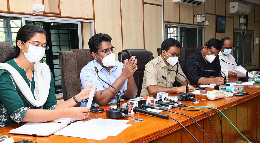 ಬಳ್ಳಾರಿಯಲ್ಲಿ ಭಾನುವಾರ ಜಿಲ್ಲಾಧಿಕಾರಿ ಪವನ್‌ಕುಮಾರ್‌ ಮಾಲಪಾಟಿ ಸುದ್ದಿಗೋಷ್ಠಿ ನಡೆಸಿ ಕೋವಿಡ್‌ ನಿರ್ವಹಣೆ ಕುರಿತು ಮಾಹಿತಿ ನೀಡಿದರು.