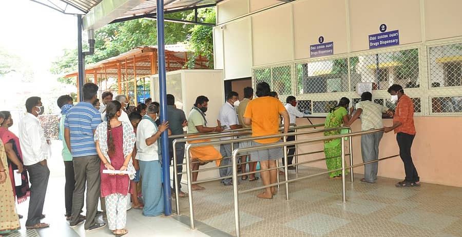 ಜಿಲ್ಲಾಸ್ಪತ್ರೆಯಲ್ಲಿ ಕೋವಿಡ್ ಪರೀಕ್ಷೆಗಾಗಿ ನೋಂದಣಿ ಮಾಡಿಕೊಳ್ಳಲು ಸರತಿ ಸಾಲಿನಲ್ಲಿ ನಿಂತಿರುವ ಜನ