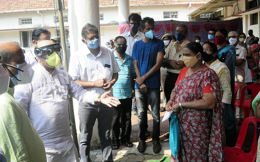 ಜಿಲ್ಲಾ ಉಸ್ತುವಾರಿ ಸಚಿವ ಬಸವರಾಜ ಬೊಮ್ಮಾಯಿ ಭಾನುವಾರ ಜಿಲ್ಲಾ ಆಸ್ಪತ್ರೆಗೆ ಭೇಟಿನೀಡಿ ಪರಿಶೀಲನೆ ನಡೆಸಿದರು.