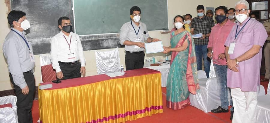 ಬೆಳಗಾವಿ ಲೋಕಸಭಾ ಕ್ಷೇತ್ರದ ಉಪ ಚುನಾವಣೆಯಲ್ಲಿ ವಿಜೇತರಾದ ಮಂಗಲಾ ಅಂಗಡಿ ಅವರು ಜಿಲ್ಲಾ ಚುನಾವಣಾಧಿಕಾರಿ ಡಾ.ಕೆ. ಹರೀಶ್‌ಕುಮಾರ್‌ ಅವರಿಂದ ಪ್ರಮಾಣಪತ್ರ ಸ್ವೀಕರಿಸಿದರುಪ್ರಜಾವಾಣಿ ಚಿತ್ರ