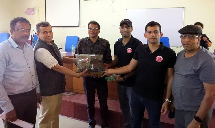 ಡಬ್ಲ್ಯುಎಂಜಿ ಫೌಂಡೇಷನ್ ಸದಸ್ಯರು, ಅರಣ್ಯ ಇಲಾಖೆ ಅಧಿಕಾರಿಗಳಿಗೆ ಜಂಗಲ್ ಶೂ ಹಸ್ತಾಂತರಿಸಿದ ಸಂದರ್ಭ