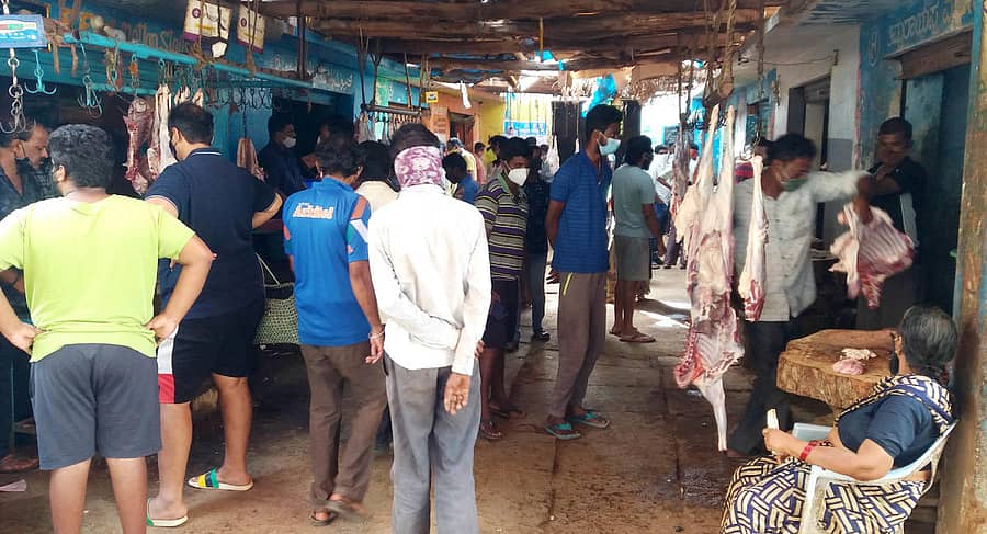 ವಿಜಯಪುರದ ಕೋಲಾರ ರಸ್ತೆಯಲ್ಲಿ ಮಾಂಸ ಖರೀದಿಗಾಗಿ ಅಂತರವಿಲ್ಲದೆ ಮುಗಿಬಿದ್ದಿರುವ ಜನರು