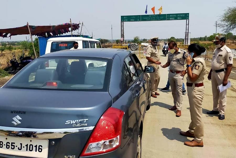 ಕಮಲನಗರ ಚೆಕ್‌ಪೋಸ್ಟ್‌ನಲ್ಲಿ ಮಹಾರಾಷ್ಟ್ರದಿಂದ ಬರುವ-–ಹೋಗುವ ಪ್ರಯಾಣಿಕರನ್ನು ಡಿವೈಎಸ್‍ಪಿ ಡಾ.ದೇವರಾಜ ತಪಾಸಣೆ ಮಾಡಿದರು. ಸಿಪಿಐ ಪಾಲಕ್ಷಯ್ಯ ಹಿರೇಮಠ, ಪಿಎಸ್‍ಐ ನಂದಿನಿ ಎಸ್ ಇದ್ದರು