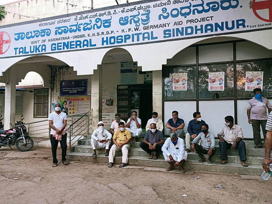 ಸಿಂಧನೂರಿನ ತಾಲ್ಲೂಕು ಸರ್ಕಾರಿ ಆಸ್ಪತ್ರೆ ಎದುರು ನಗರಸಭೆ ಅಧ್ಯಕ್ಷ ಮಲ್ಲಿಕಾರ್ಜುನ ಪಾಟೀಲ ಪ್ರತಿಭಟನೆ ನಡೆಸಿದರು