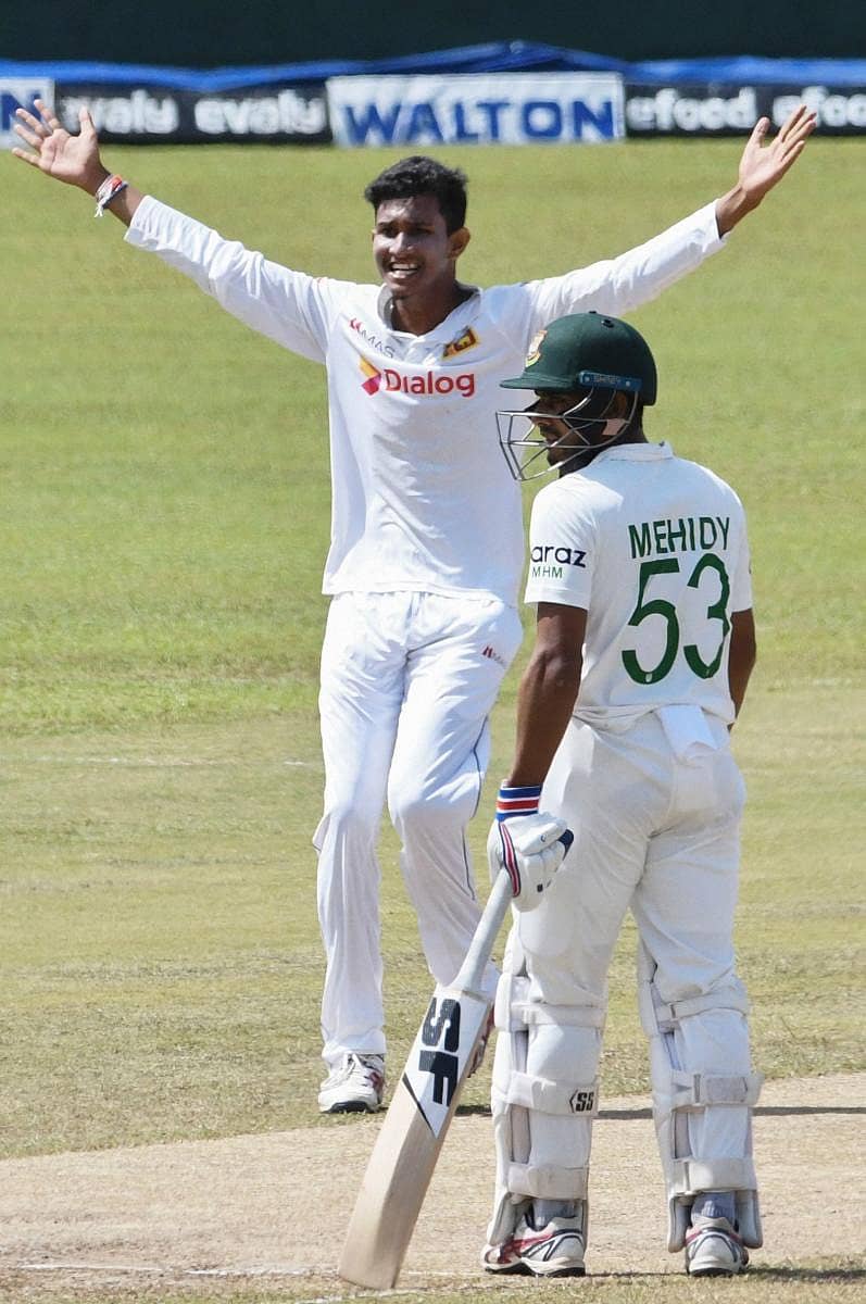 ಬಾಂಗ್ಲಾದೇಶ ತಂಡದ ಲಿಟನ್ ದಾಸ್ ವಿಕೆಟ್ ಗಳಿಸಿದ ಶ್ರೀಲಂಕಾದ ಪ್ರವೀಣ್ ಜಯವಿಕ್ರಮ (ಎಡ) ಸಂಭ್ರಮ– ಎಎಫ್‌ಪಿ ಚಿತ್ರ