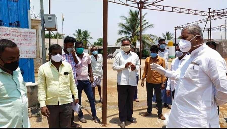 ಹನುಮಸಾಗರ ಸಮೀಪದ ಹಾಬಲಕಟ್ಟಿ ಗ್ರಾಮದಲ್ಲಿ ಶಾಸಕ ಅಮರೇಗೌಡ ಬಯ್ಯಾಪುರ ಕೊರೊನಾ ಜಾಗೃತಿ ಮೂಡಿಸಿದರು