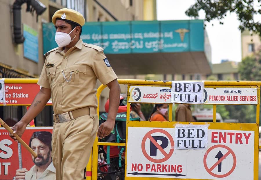 ಬೆಡ್‌ಗಳು ಭರ್ತಿಯಾಗಿರುವ ಬಗ್ಗೆ ಆಸ್ಪತ್ರೆಯೊಂದರ ಮುಂಭಾಗದಲ್ಲಿ ಪೋಸ್ಟರ್‌ ಅಂಟಿಸಿರುವುದು