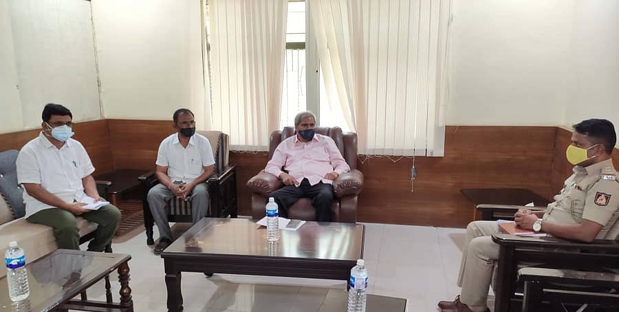 ಶಹಾಪುರ ತಾಲ್ಲೂಕಿನ ಭೀಮರಾಯಗುಡಿಯಲ್ಲಿ ಸೋಮವಾರ ನಡೆದ ಅಧಿಕಾರಿಗಳ ಸಭೆಯಲ್ಲಿ ಶಾಸಕ ಶರಣಬಸಪ್ಪ ದರ್ಶನಾಪುರ ಮಾತನಾಡಿದರು