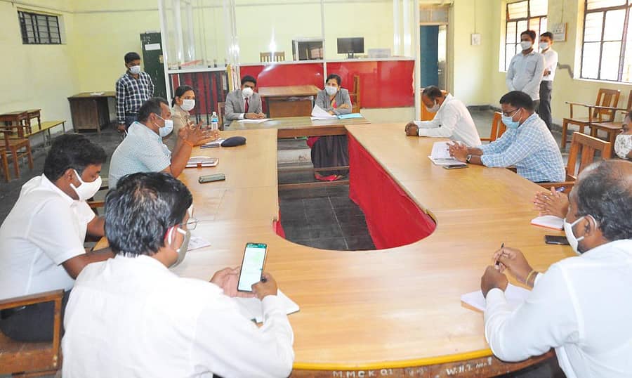 ಕೊಪ್ಪಳದಲ್ಲಿ ನಡೆದ ಸಭೆಯಲ್ಲಿ ನ್ಯಾಯಾಧೀಶರಾದ ರೇಖಾ ಮಾತನಾಡಿದರು