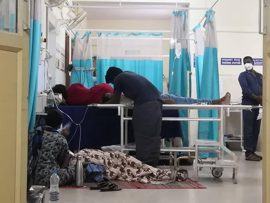 ಭಾನುವಾರ ರಾತ್ರಿ ಕೋವಿಡ್ ಆಸ್ಪತ್ರೆಯಲ್ಲಿ ರೋಗಿಗಳ ಆರೈಕೆ