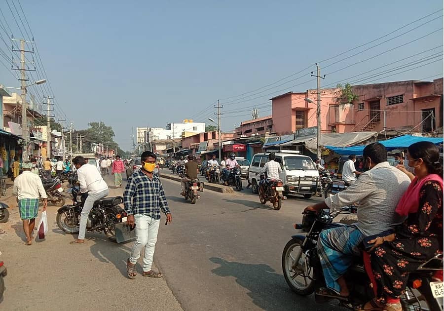 ಹೊಸದುರ್ಗದಲ್ಲಿ ಸೋಮವಾರ ವಾಹನ ಮತ್ತು ಜನದಟ್ಟಣೆ ಹೆಚ್ಚಾಗಿತ್ತು.
