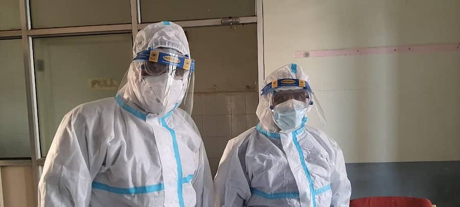 ಬಿಮ್ಸ್ ನಿರ್ದೇಶಕ ಡಾ.ವಿನಯ ದಾಸ್ತಿಕೊಪ್ಪ (ಎಡ ಭಾಗದವರು) ಪಿಪಿಇ ಕಿಟ್ ಧರಿಸಿಕೊಂಡು ಬೆಳಗಾವಿ ಜಿಲ್ಲಾಸ್ಪತ್ರೆಯ ಕೋವಿಡ್ ವಾರ್ಡ್‌ಗಳಲ್ಲಿ ಪರಿಶೀಲನೆ ನಡೆಸಿದರು