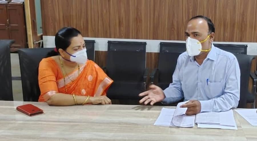 ವಿಜಯಪುರ ಜಿಲ್ಲಾ ಪಂಚಾಯ್ತಿ ಅಧ್ಯಕ್ಷೆ ಸುಜಾತಾ ಕಳ್ಳಿಮನಿ ಮಂಗಳವಾರ ಜಿಲ್ಲಾ ಕೋವಿಡ್ ಉಸ್ತುವಾರಿ ಅಧಿಕಾರಿ ಡಾ.ಔದ್ರಾಮ್ ಅವರೊಂದಿಗೆ ಚರ್ಚಿಸಿದರು