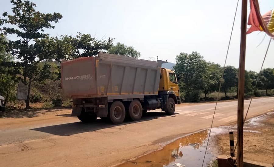 ಕಾರವಾರ ತಾಲ್ಲೂಕಿನ ಅಮದಳ್ಳಿಯಲ್ಲಿ ಮಣ್ಣು ತುಂಬಿಕೊಂಡು ಟಿಪ್ಪರ್ ಲಾರಿ ಸಾಗುತ್ತಿರುವುದು