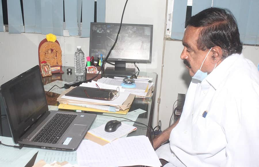 ಕೋವಿಡ್ ನಿರ್ವಹಣೆ ಸಂಬಂಧ ಉಪ ಮುಖ್ಯಮಂತ್ರಿ ಡಾ.ಸಿ.ಎನ್.ಅಶ್ವತ್ಥನಾರಾಯಣ ಅವರು ಮಂಗಳವಾರ ವಿಡಿಯೊ ಸಂವಾದದ ಮೂಲಕ ಜಿಲ್ಲೆಯ ಜನಪ್ರತಿನಿಧಿಗಳ ಜತೆ ನಡೆಸಿದ ಸಭೆಯಲ್ಲಿ ಶಾಸಕ ಕೆ.ಶ್ರೀನಿವಾಸಗೌಡ ಭಾಗಿಯಾದರು.