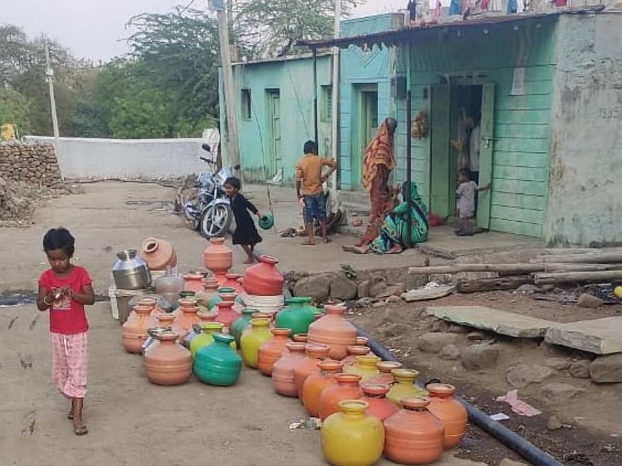 ಆಳಂದ ತಾಲ್ಲೂಕಿನ ಮಟಕಿ ಗ್ರಾಮದಲ್ಲಿ ಕುಡಿಯುವ ನೀರಿಗಾಗಿ ಸರದಿಯಲ್ಲಿ ಕಾಯ್ದಿಟ್ಟ ಖಾಲಿ ಕೊಡಗಳು