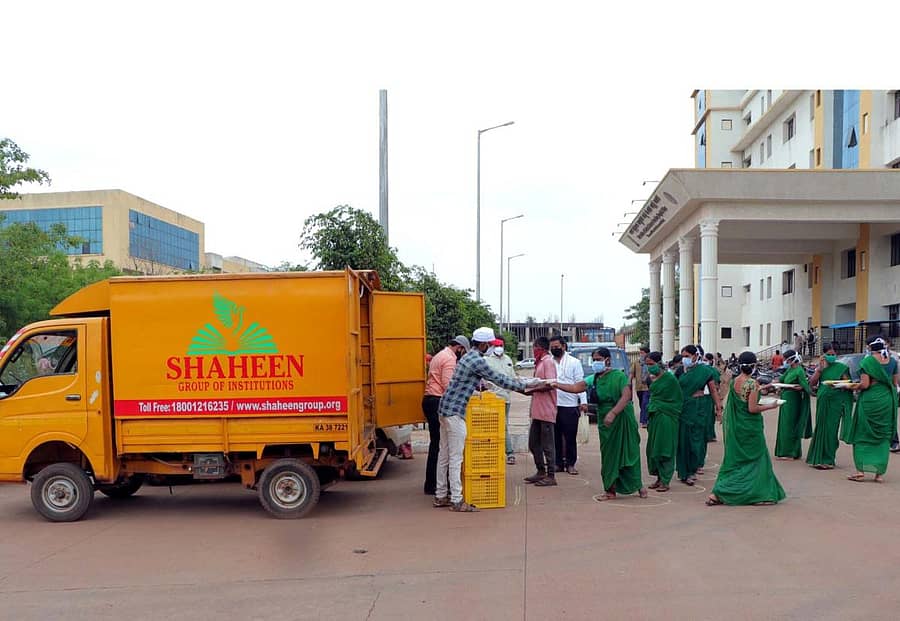 ಬೀದರ್ನ ಬ್ರಿಮ್ಸ್ ಆಸ್ಪತ್ರೆ ಆವರಣದಲ್ಲಿ ಶಾಹೀನ್ ಶಿಕ್ಷಣ ಸಂಸ್ಥೆಯ ಸಿಬ್ಬಂದಿ ಆರೋಗ್ಯ ಕಾರ್ಯಕರ್ತೆಯರಿಗೆ ಉಚಿತ ಆಹಾರ ಪೊಟ್ಟಣ ವಿತರಿಸಿದರು