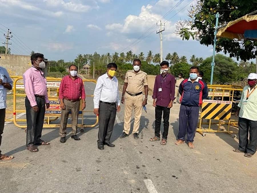 ಮುಳಬಾಗಿಲು ತಾಲ್ಲೂಕಿನ ತಿಮ್ಮರಾವುತನಹಳ್ಳಿ ಗ್ರಾಮದ ಚೆಕ್ಪೋಸ್ಟ್ಗೆ ತಹಶೀಲ್ದಾರ್ ಕೆ.ಎನ್.ರಾಜಶೇಖರ್ ಮಂಗಳವಾರ ಸಂಜೆ ಭೇಟಿ ನೀಡಿ ಪರಿಶೀಲಿಸಿದರು