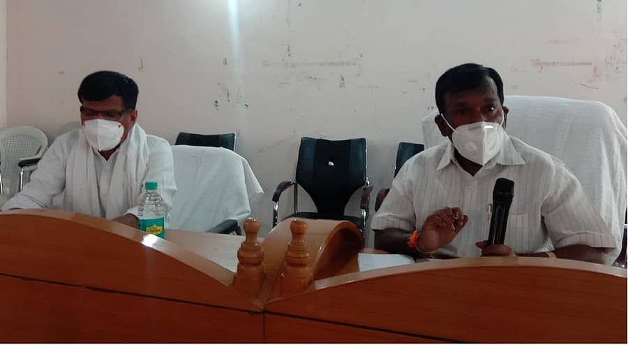 ಹೊಸದುರ್ಗದ ತಾಲ್ಲೂಕು ಪಂಚಾಯಿತಿ ಸಭಾಂಗಣದಲ್ಲಿ ಮಂಗಳವಾರ ಸಂಸದ ಎ. ನಾರಾಯಣಸ್ವಾಮಿ ಅಧ್ಯಕ್ಷತೆಯಲ್ಲಿ ಅಧಿಕಾರಿಗಳ ಸಭೆ ನಡೆಯಿತು.