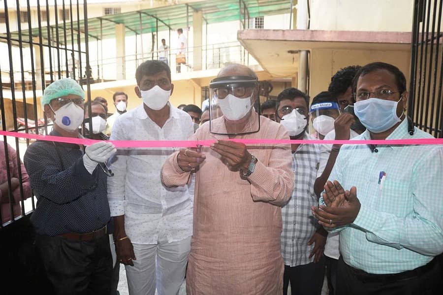 ಸಿಂಧನೂರಿನ ತಾಲ್ಲೂಕು ಸಾರ್ವಜನಿಕ ಆಸ್ಪತ್ರೆಯಲ್ಲಿ ನೂತನ ಆಮ್ಲಜನಕ ಘಟಕಕ್ಕೆ ಶಾಸಕ ವೆಂಕಟರಾವ್ ನಾಡಗೌಡ ಮಂಗಳವಾರ ಚಾಲನೆ ನೀಡಿದರು