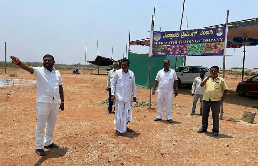 ಕೊಪ್ಪಳ ತಾಲ್ಲೂಕಿನ ಬೆಳವಿನಾಳ ಗ್ರಾಮದಲ್ಲಿ ನಿರ್ಮಾಣವಾಗಿರುವ ತರಕಾರಿ ಎಪಿಎಂಸಿ ಉಪ ಮಾರುಕಟ್ಟೆ ಪ್ರದೇಶಕ್ಕೆ ಕೆಡಿಪಿ ಸದಸ್ಯ ಅಮರೇಶ ಕರಡಿ ಭೇಟಿ ನೀಡಿ ರೈತರ ಮತ್ತು ವ್ಯಾಪಾರಸ್ಥರ ಸಮಸ್ಯೆಗಳನ್ನು ಆಲಿಸಿದರು