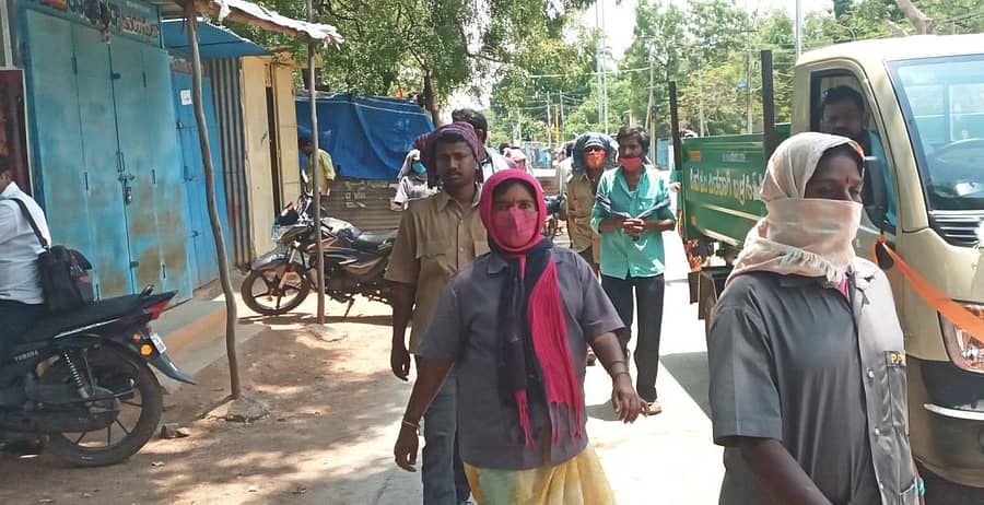 ಯಲಬುರ್ಗಾ ಪಟ್ಟಣದಲ್ಲಿ ಮಂಗಳವಾರ ಪೌರಕಾರ್ಮಿಕರು ನಿಗದಿತ ಸಮಯದ ನಂತರ ತೆರೆದಿದ್ದ ಅಂಗಡಿಗಳನ್ನು ಮುಚ್ಚಿಸಿದರು