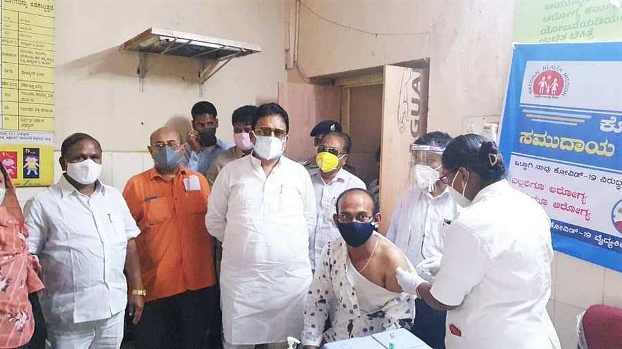 ಹುಮನಾಬಾದ್ ತಾಲ್ಲೂಕಿನ ಹಳ್ಳಿಖೇಡ ಬಿ. ಸಾರ್ವಜನಿಕ ಆಸ್ಪತ್ರೆಯಲ್ಲಿ ಲಸಿಕೆ ನೀಡುತ್ತಿರುವುದನ್ನು ಶಾಸಕ ರಾಜಶೇಖರ ಪಾಟೀಲ ವಿಚಾರಿಸಿದರು