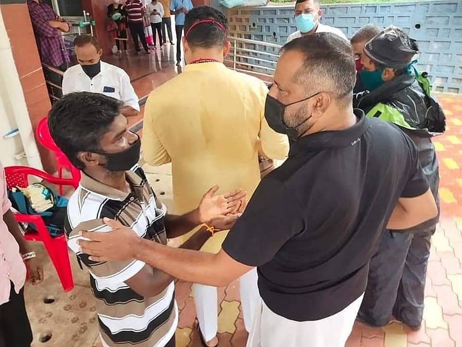 ಮಂಗಳೂರಿನ ವೆನ್ಲಾಕ್ ಆಸ್ಪತ್ರೆಗೆ ಮಂಗಳವಾರ ಭೇಟಿ ನೀಡಿ ಶಾಸಕ ಯು.ಟಿ. ಖಾದರ್, ರೋಗಿಯ ಸಂಬಂಧಿಯೊಬ್ಬರಿಗೆ ಸಮಾಧಾನ ಹೇಳಿದರು.