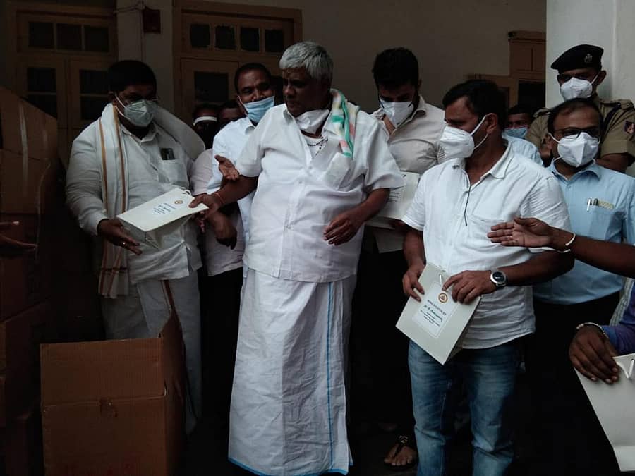 ಹಾಸನ ಉಸ್ತುವಾರಿ ಸಚಿವ ಕೆ.ಗೋಪಾಲಯ್ಯ ಅವರು ಹೋಂ ಐಸೋಲೇಷನ್ ಕಿಟ್ಗಳನ್ನುಶಾಸಕರಿಗೆ ಹಸ್ತಾಂತರಿಸಿದರು.