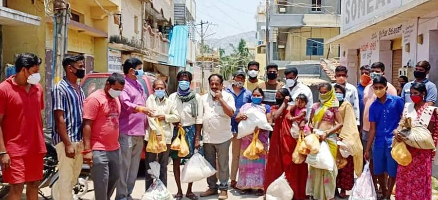 ಲಾಕ್ಡೌನ್ ಹಿನ್ನೆಲೆಯಲ್ಲಿ ಬಜರಂಗದಳ ಕಾರ್ಯಕರ್ತರು ಕೋಲಾರದಲ್ಲಿ ಬುಧವಾರ ಬಡ ಕುಟುಂಬಗಳಿಗೆ ದಿನಸಿ ಕಿಟ್ ಮತ್ತು ತರಕಾರಿ ವಿತರಿಸಿದರು.