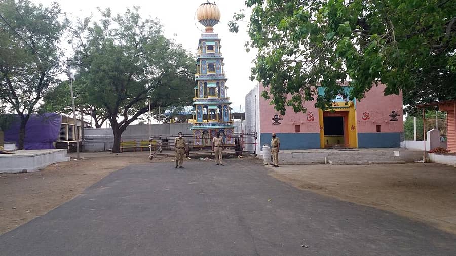 ಕಾಳಗಿ ನೀಲಕಂಠ ಕಾಳೇಶ್ವರ ದೇವಸ್ಥಾನದ ಆವರಣ ಬುಧವಾರ ಕಂಡಿದ್ದು ಹೀಗೆ