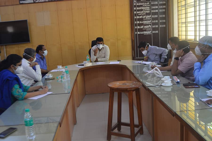 ಹಾಸನ ಸಂಸದ ಪ್ರಜ್ವಲ್‌ ರೇವಣ್ಣ ಅವರು ಹಿಮ್ಸ್‌ ಅಧಿಕಾರಿಗಳ ಜತೆ ಸಭೆ ನಡೆಸಿದರು.