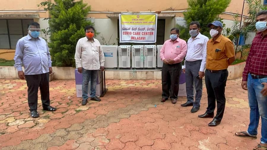 ಬಿಜೆಪಿ ಶಾಸಕರಾದ ಅಭಯ ಪಾಟೀಲ ಮತ್ತು ಅನಿಲ ಬೆನಕೆ ಬೆಳಗಾವಿಯಲ್ಲಿ ಮಹಾನಗರಪಾಲಿಕೆಯಿಂದ ಆರಂಭಿಸಿರುವ ಮೂರು ಕೋವಿಡ್ ಕೇರ್ ಕೇಂದ್ರಗಳಿಗೆ ಸ್ವಂತ ಖರ್ಚಿನಲ್ಲಿ ಆಮ್ಲಜನಕ ಪೂರೈಕೆ ಯಂತ್ರಗಳನ್ನು ನೀಡಲು ಯೋಜಿಸಿದ್ದು, ಮೊದಲ ಹಂತದಲ್ಲಿ ಸುಭಾಷ್ ನಗರ ಕೇಂದ್ರಕ್ಕೆ ಹತ್ತನ್ನು ಬುಧವಾರ ಅಧಿಕಾರಿಗಳಿಗೆ ಹಸ್ತಾಂತರಿಸಿದರು