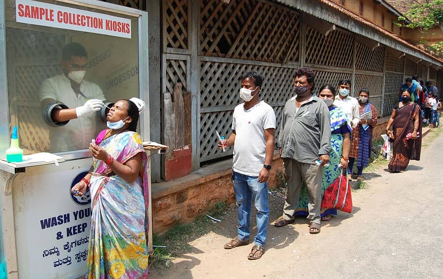 ಹುಬ್ಬಳ್ಳಿಯ ಮಹಾನಗರ ಪಾಲಿಕೆಯ ಚಿಟಗುಪ್ಪಿ ಆಸ್ಪತ್ರೆಯಲ್ಲಿ ಕೋವಿಡ್ ಪರೀಕ್ಷೆಗಾಗಿ ಮಹಿಳೆಯೊಬ್ಬರ ಗಂಟಲು ದ್ರವದ ಮಾದರಿ ಸಂಗ್ರಹಿಸಲಾಯಿತುಪ್ರಜಾವಾಣಿ ಚಿತ್ರ: ಗುರು ಹಬೀಬ