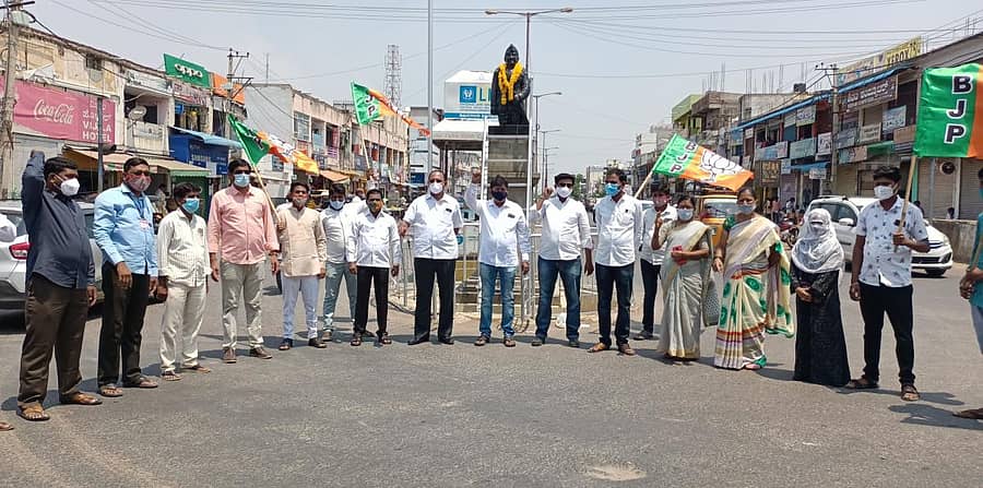 ಪಶ್ಚಿಮ ಬಂಗಾಳದಲ್ಲಿ ನಡೆದ ಹಿಂಸಾಚಾರ ಖಂಡಿಸಿ ಯಾದಗಿರಿ ನಗರದ ಸುಭಾಷ ವೃತ್ತದಲ್ಲಿ ಬಿಜೆಪಿ ಕಾರ್ಯಕರ್ತರು ಬುಧವಾರ ಮೌನಪ್ರತಿಭಟನೆ ನಡೆಸಿದರು.