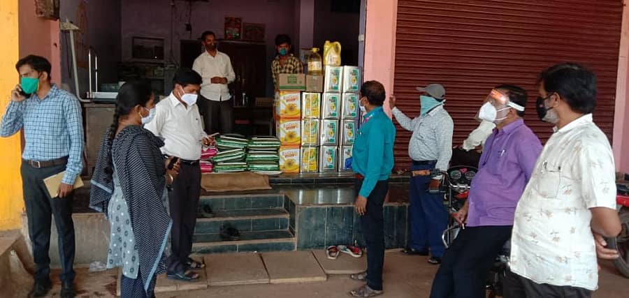 ಹುಮನಾಬಾದ್ ಪಟ್ಟಣದ ವಿವಿಧ ಅಂಗಡಿಗಳಿಗೆ ತಹಶೀಲ್ದಾರ್ ಜೈಶ್ರೀ ಅವರು ಭೇಟಿ ಮಾಡಿ ದಿನಸಿ ಬೆಲೆ ಹೆಚ್ಚಳದ ಬಗ್ಗೆ ವಿಚಾರಿಸಿದರು
