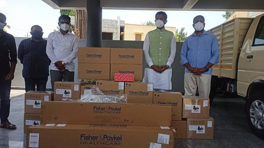 ಹೊಸಕೋಟೆ ತಾಲ್ಲೂಕಿನ ವಿವಿಧ ಆಸ್ಪತ್ರೆಗಳಿಗೆ ವೈದ್ಯಕೀಯ ಉಪಕರಣಗಳನ್ನು ಶಾಸಕ ಶರತ್ ಬಚ್ಚೇಗೌಡ ವಿತರಿಸಿದರು