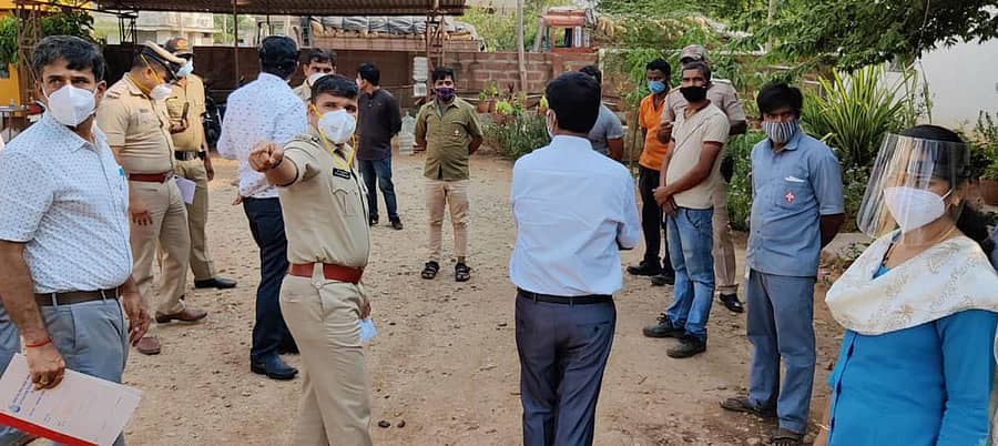 ಬೆಂಗಳೂರು ಗ್ರಾಮಾಂತರ ಜಿಲ್ಲಾ ಪೊಲೀಸ್ ವರಿಷ್ಠಾಧಿಕಾರಿ ರವಿ ಡಿ.ಚನ್ನಣ್ಣನವರ್ ಹೊಸಕೋಟೆಯ ಪಿಲ್ಲಗುಂಪೆ ಬಳಿಯಿರುವ ಐನಾಕ್ಸ್ ಆಮ್ಲಜನಕ ಘಟಕಕ್ಕೆ ಭೇಟಿ ನೀಡಿ ಮಾಹಿತಿ ಪಡೆದರು