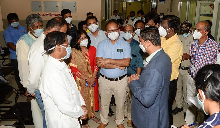 ದಾವಣಗೆರೆ ಇಎಸ್ಐ ಆಸ್ಪತ್ರೆಗೆ ಜಿಲ್ಲಾಧಿಕಾರಿ ಮಹಾಂತೇಶ ಬೀಳಗಿ ಮತ್ತು ಸಿಇಒ ಡಾ. ವಿಜಯ ಮಹಾಂತೇಶ ದಾನಮ್ಮನವರ ಭೇಟಿ ನೀಡಿ ಕೋವಿಡ್ ಕೇರ್ ಸೆಂಟರ್ ಮಾಡುವ ಬಗ್ಗೆ ಚರ್ಚಿಸಿದರು–ಪ್ರಜಾವಾಣಿ ಚಿತ್ರ/ ಸತೀಶ ಬಡಿಗೇರ್