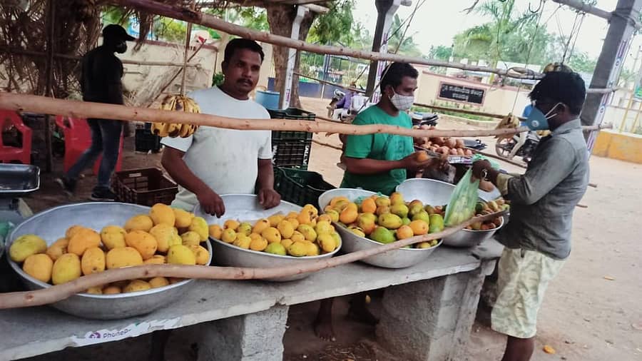 ಸುರಪುರದಲ್ಲಿ ಮಾವಿನ ಹಣ್ಣುಗಳ ಮಾರಾಟ ನಡೆಯುತ್ತಿರುವುದು