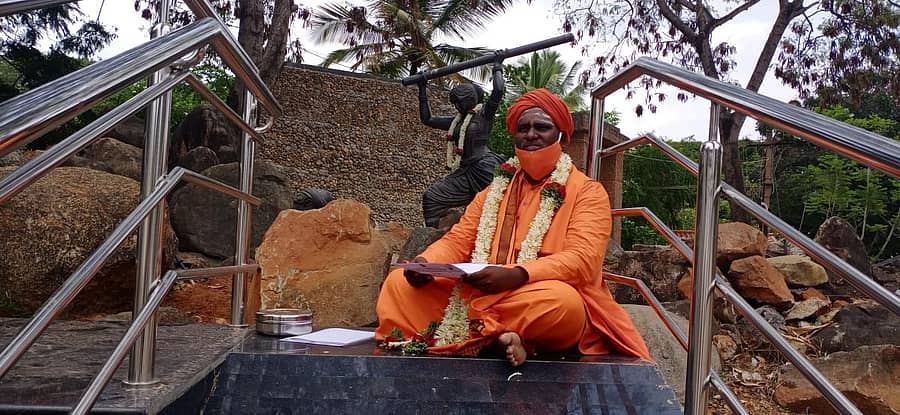 ಚಿತ್ರದುರ್ಗದ ಛಲವಾದಿ ಗುರುಪೀಠದ ಬಸವನಾಗಿದೇವ ಸ್ವಾಮೀಜಿ ಅವರು ಒನಕೆ ಓಬವ್ವ ಪ್ರತಿಮೆಯ ಎದುರು ಗುರುವಾರ ಸಾಂಕೇತಿಕ ಧರಣಿ ನಡೆಸಿದರು.