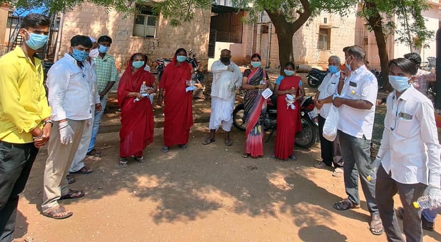 ರಾಮದುರ್ಗ ಪಟ್ಟಣದಲ್ಲಿ ‘ಹಸಿದವರಿಗೆ ಅನ್ನ’ ಕಾರ್ಯಕ್ರಮದಲ್ಲಿ  ಉದ್ಯಮಿ ಚಿಕ್ಕರೇವಣ್ಣ ಅವರ ಅಭಿಮಾನಿಗಳು ಆಹಾರ ಪದಾರ್ಥ ವಿತರಿಸಿದರು